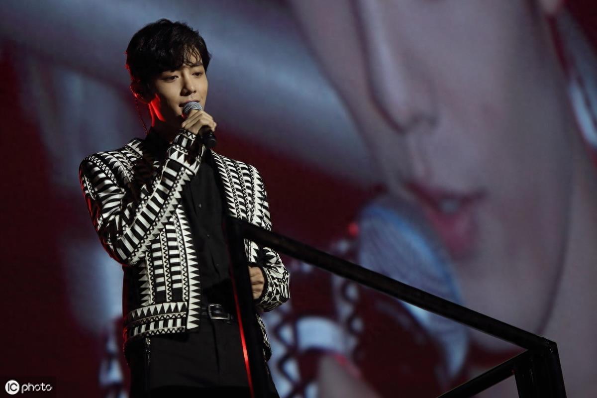 《陈情令》告别演唱会收官，肖战王一博“深情”对视，CP魂燃爆了