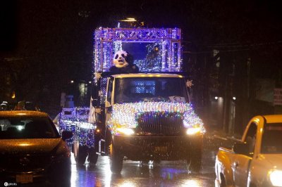 ​“大熊猫”出没 美国国家动物园彩车亮相华盛顿