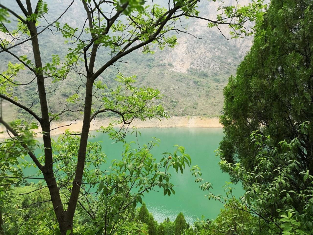 仙娥湖位于陕西省商洛市商州城，蓄水容量8100万立方米