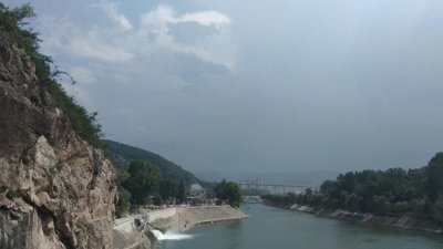 ​仙娥湖位于陕西省商洛市商州城，蓄水容量8100万立方米