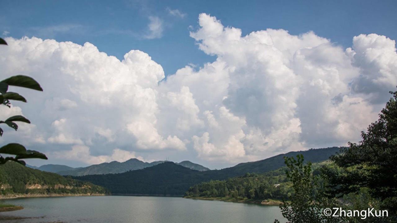 仙娥湖位于陕西省商洛市商州城，蓄水容量8100万立方米