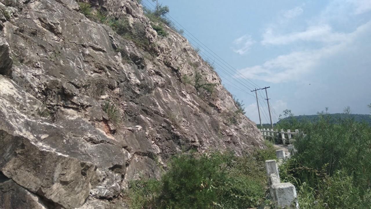 仙娥湖位于陕西省商洛市商州城，蓄水容量8100万立方米