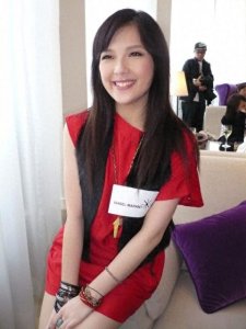 ​34岁的卫兰近照，雪白肤色堪比少女