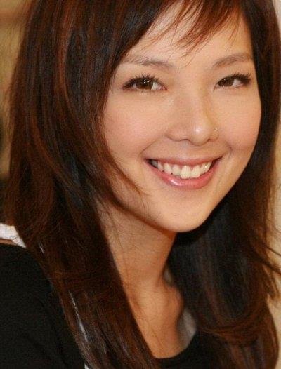 34岁的卫兰近照，雪白肤色堪比少女