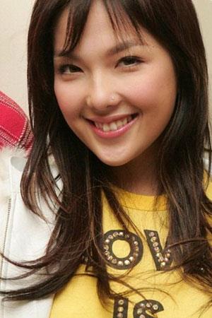 34岁的卫兰近照，雪白肤色堪比少女