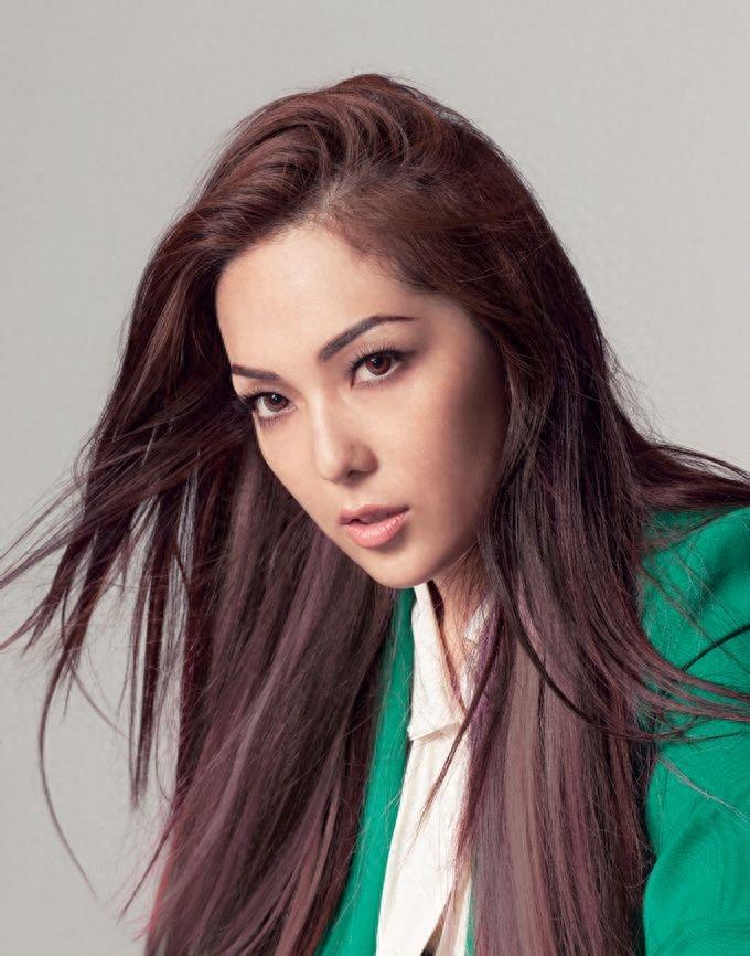 34岁的卫兰近照，雪白肤色堪比少女