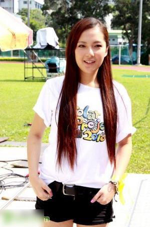 34岁的卫兰近照，雪白肤色堪比少女