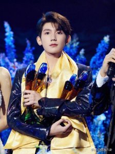 ​王源风云榜晚会被生图，脸蛋坑洼难看，像是长期没保养