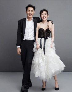 ​唐艺昕产后首现身，身材未全恢复双腿粗壮，保姆还曾带其女儿遛弯