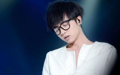 ​华晨宇和自己妈妈还有联系吗亲生母亲照片?华晨宇后妈对他好不好