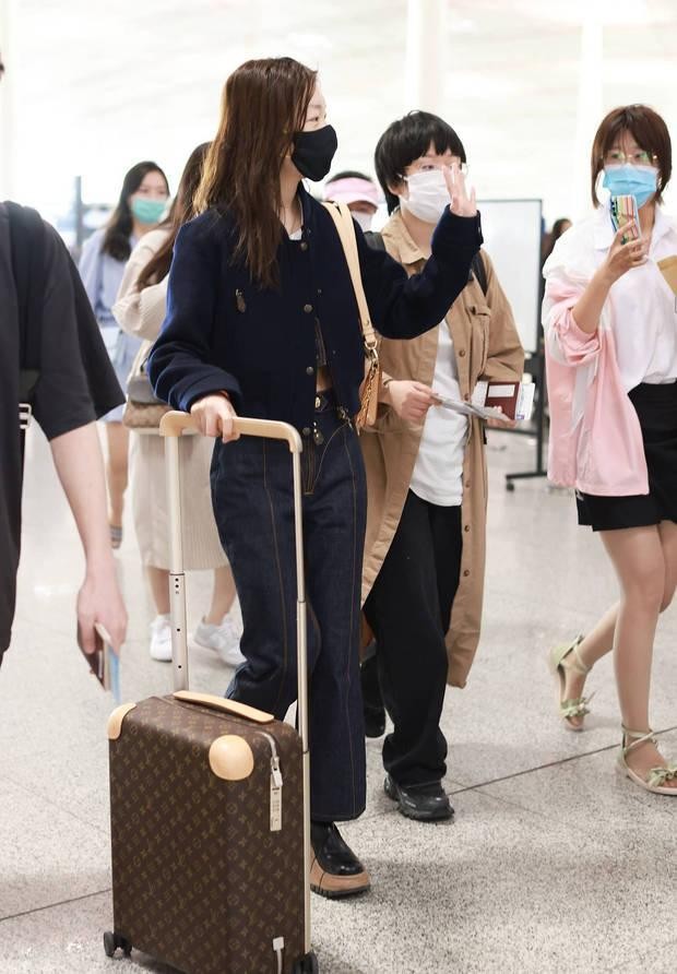 周冬雨出发戛纳随拍 着蓝色牛仔造型超酷飒