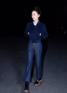 ​周冬雨出发戛纳随拍 着蓝色牛仔造型超酷飒