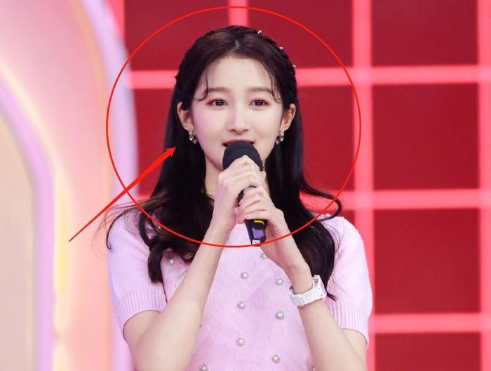 关晓彤想低调都不行!上《快本》却被发现,手表跟鹿晗是情侣款