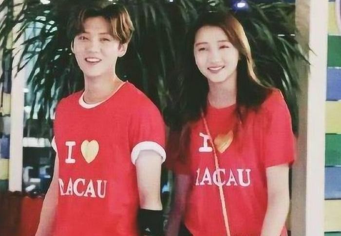 关晓彤想低调都不行!上《快本》却被发现,手表跟鹿晗是情侣款