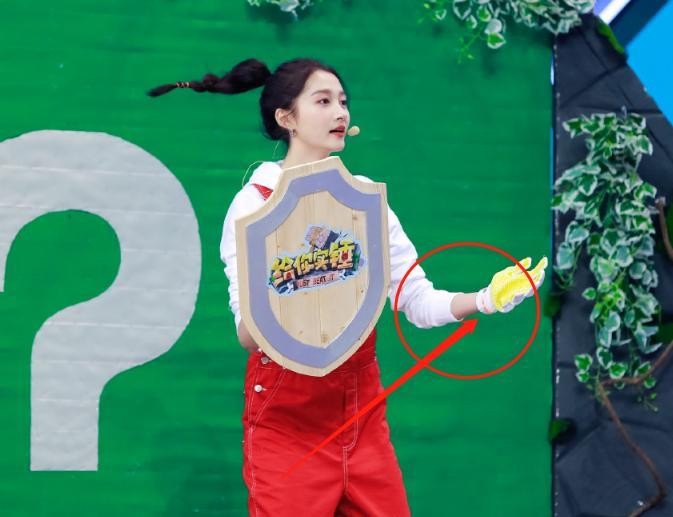 关晓彤想低调都不行!上《快本》却被发现,手表跟鹿晗是情侣款