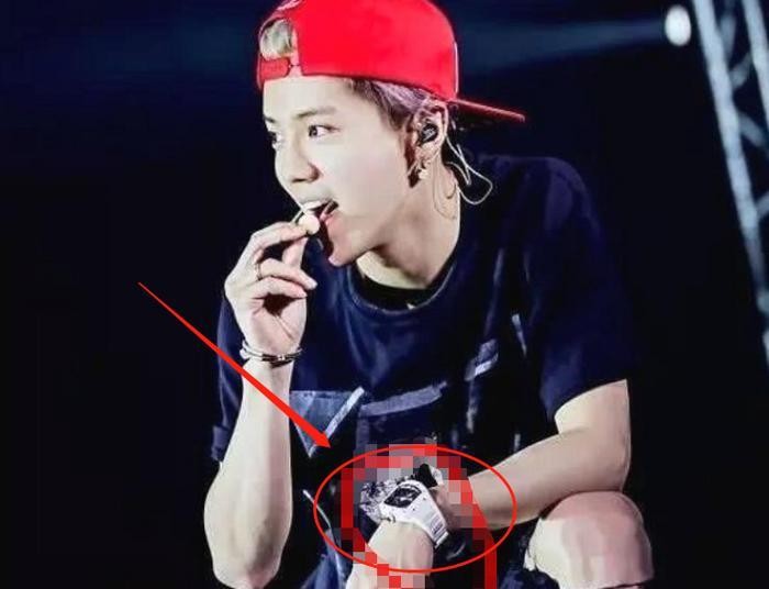 关晓彤想低调都不行!上《快本》却被发现,手表跟鹿晗是情侣款