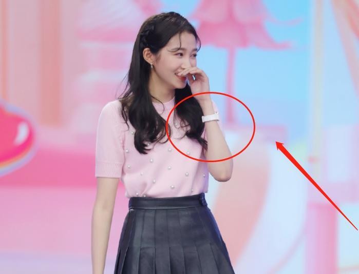 关晓彤想低调都不行!上《快本》却被发现,手表跟鹿晗是情侣款