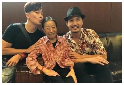 ​73岁“丑娘”老公长啥样？张少华曾自曝：别人说他像我儿子