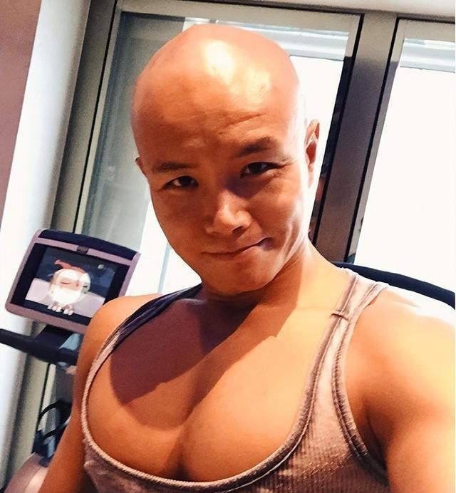 非诚勿扰主持人是谁（非诚勿扰12年两个光头主持人）