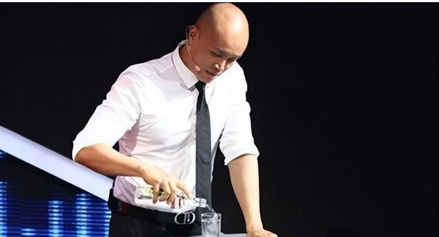 非诚勿扰主持人是谁（非诚勿扰12年两个光头主持人）