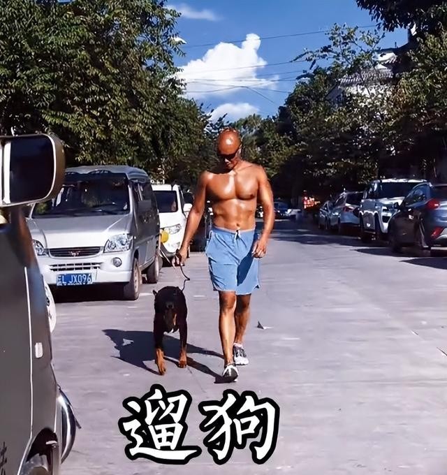 非诚勿扰主持人是谁（非诚勿扰12年两个光头主持人）