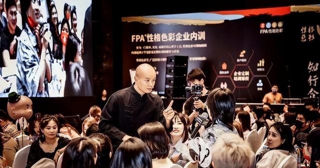 非诚勿扰主持人是谁（非诚勿扰12年两个光头主持人）