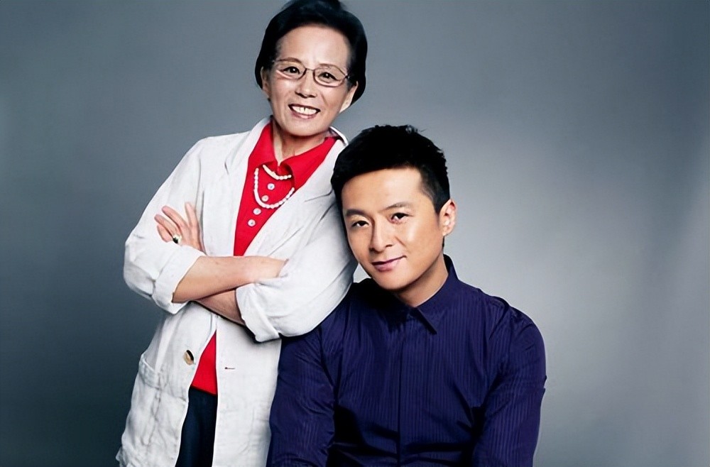 朱雨辰母亲朱湘玲，干预儿子两段恋情，现年43岁朱雨辰还没有结婚