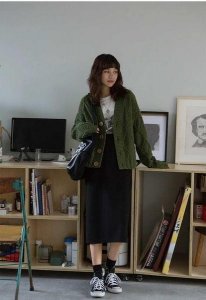 ​黑色开叉半身裙搭配什么上衣(黑色开叉半身长裙搭配)