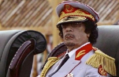 ​1982年卡扎菲访华，与邓公谈话时傲慢无礼，还和身旁的女保镖调情