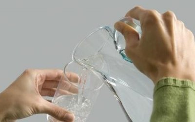 ​减肥期间要多喝水还是少喝(减肥期间是多喝水还是少喝水)