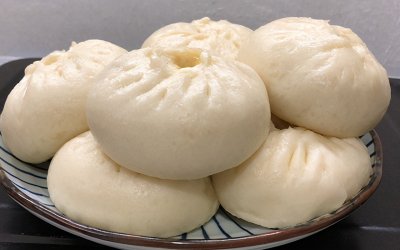 ​冬季爱上蒸包子，试试这笼南瓜馅儿的包子，咸甜适口，白胖不塌陷
