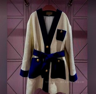 ​37岁文松携娇妻逛商场，女方颜值堪比明星，穿19000元外套