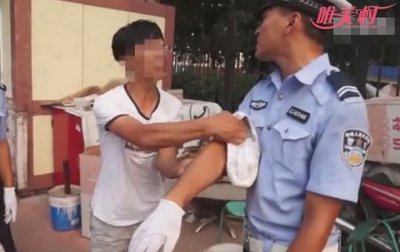 ​闯红灯反讹交警 上演抱大腿喊打人讹钱戏码令人哭笑不得