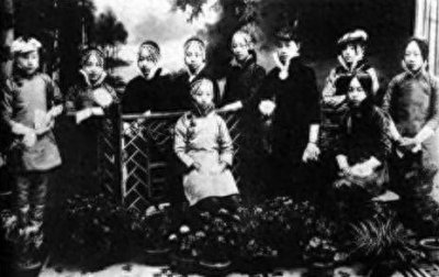 ​20张晚清彩照：悲惨的童养媳，青楼女子举止轻佻穿着性感