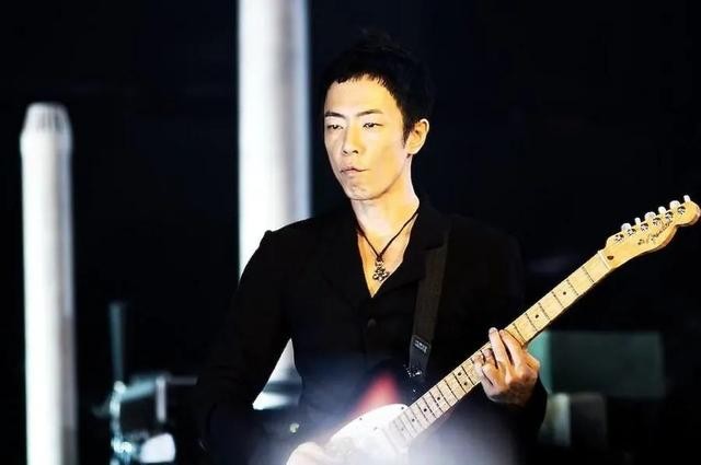 黄贯中父亲是谁（黄贯中爸爸刀砍妻子暴打儿媳朱茵）