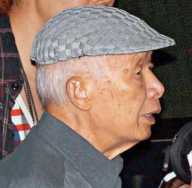 黄贯中父亲是谁（黄贯中爸爸刀砍妻子暴打儿媳朱茵）