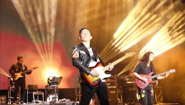 黄贯中父亲是谁（黄贯中爸爸刀砍妻子暴打儿媳朱茵）