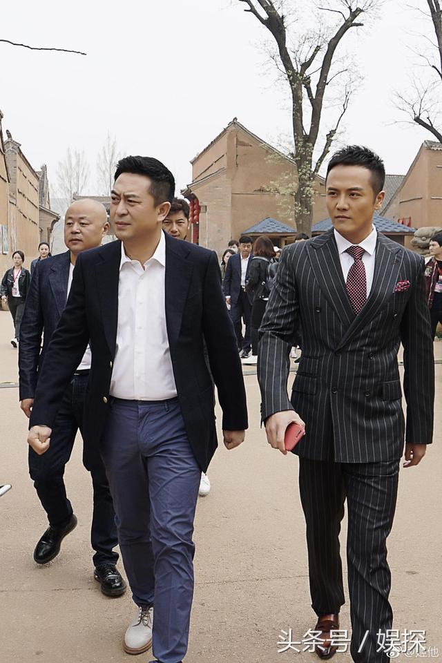 张嘉译白鹿原拍摄现场（为演白鹿原黑娃练腹肌晒黑）(8)