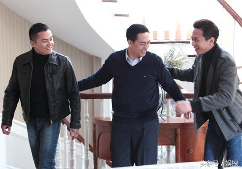 张嘉译白鹿原拍摄现场（为演白鹿原黑娃练腹肌晒黑）(9)