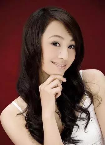 44岁曹颖近照,越来越像谢大脚了,如今过成这样