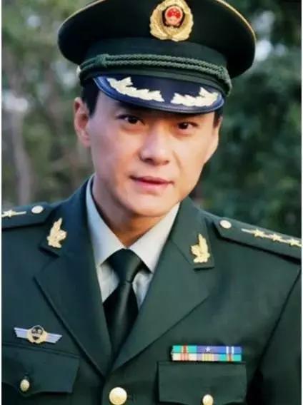 44岁曹颖近照,越来越像谢大脚了,如今过成这样