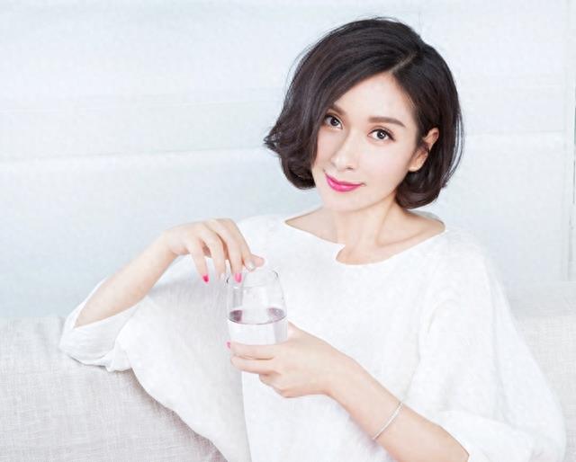 40岁郑国霖的42岁女友杨恭如近照，美得不像人类