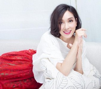 ​40岁郑国霖的42岁女友杨恭如近照，美得不像人类