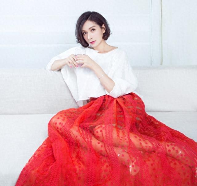 40岁郑国霖的42岁女友杨恭如近照，美得不像人类