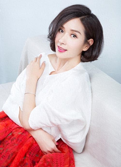 40岁郑国霖的42岁女友杨恭如近照，美得不像人类