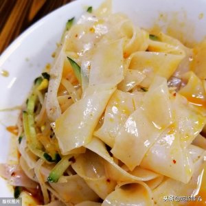 ​电饼铛做凉皮，原来如此简单，不用洗面不用蒸，出锅瞬间流口水了