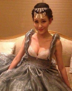 ​中国哪位女明星胸最大（娱乐圈胸气逼人的五大女星）