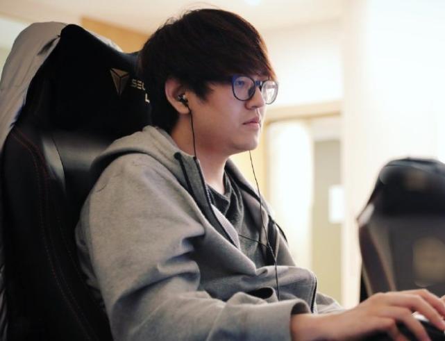 FPX金贡去挖煤了？时隔一个月复播，暴瘦的样子差点认不出来！