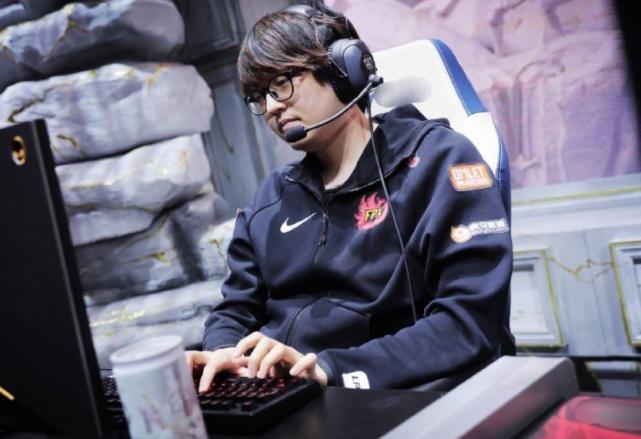 FPX金贡去挖煤了？时隔一个月复播，暴瘦的样子差点认不出来！