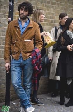 咖啡色外套配什么裤子？咖啡色衣服搭配什么裤子好看？